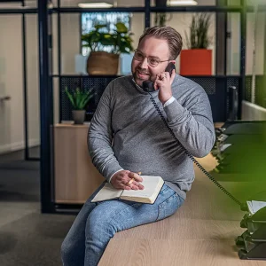 Medewerker Wouter aan de telefoon